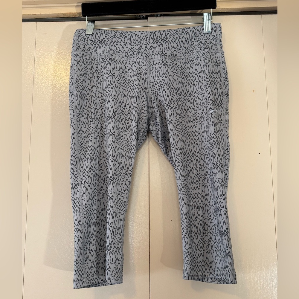 Nike Dri Fit Capri Leggings Activewear Exercise Running Grey Black Size Medium